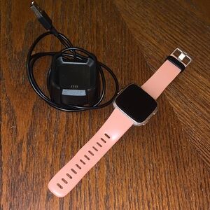 Fitbit Versa Health Fitness Smartwatch Gold Aluminum Peach Pink Band Charger